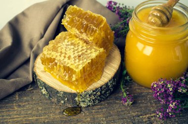 Peteğin ve bal ile cam aranjman