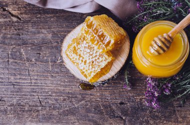 Peteğin ve bal ile cam aranjman