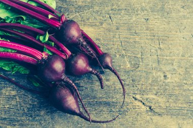 Ahşap masa üzerinde genç pancar