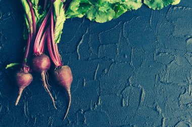 Karanlık taş masada genç pancar