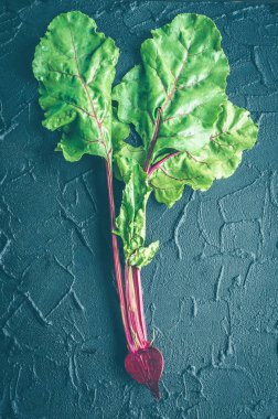 Karanlık taş masada genç pancar