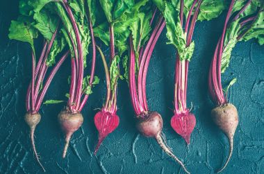 Karanlık taş masada genç pancar