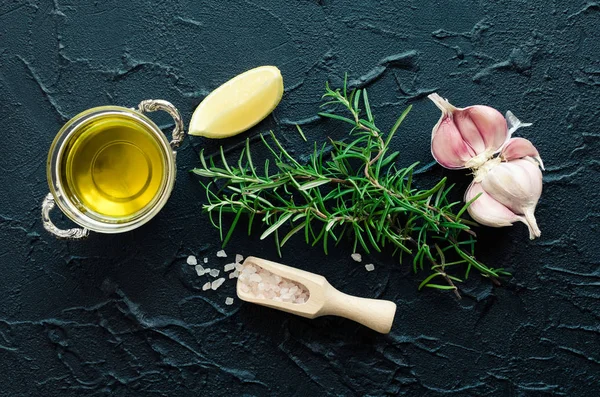 Romero, ajo, limón, sal y aceite de oliva — Foto de Stock