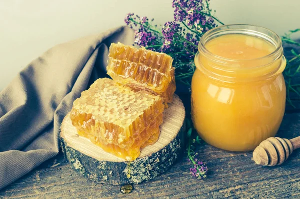 Vaxkakor och glas kruka med honung — Stockfoto