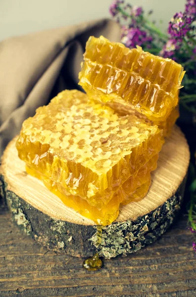 Honeycombs på trä bakgrund — Stockfoto