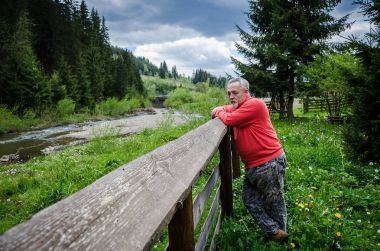 tam uzunlukta üst düzey bir adam portresi