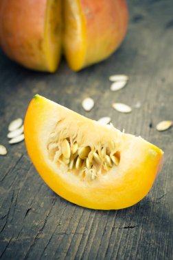 Ahşap zemin üzerinde sonbahar balkabağı