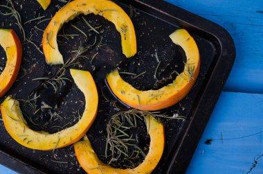 Raw pişirme bir tepsi üzerinde kabak dilimlenmiş