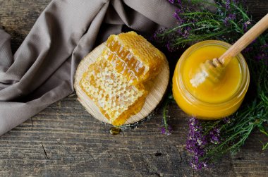 Peteğin ve bal ile cam aranjman