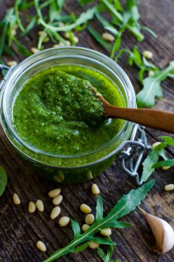 Ev yapımı roka pesto cam kavanozda