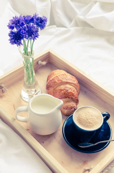 침대에서 아침 식사를 하다 — 스톡 사진