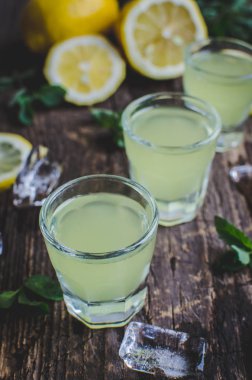 İtalyan geleneksel likör limoncello limonlu