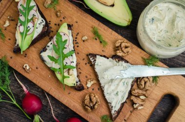 Sandviç çavdar ekmek avokado ve keçi peyniri