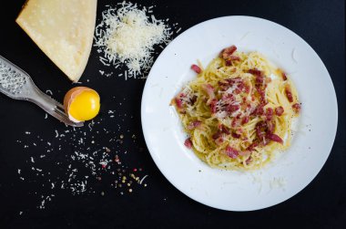 Makarna Carbonara. Spagetti pastırma ve parmesan peyniri ile.