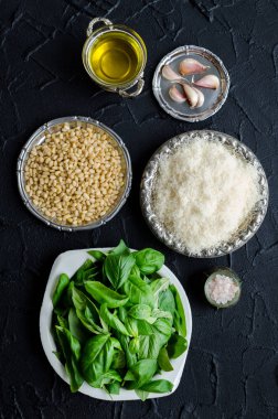Yeşil fesleğen pesto malzemeler