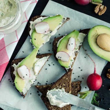 Sandviç çavdar ekmek avokado ve keçi peyniri