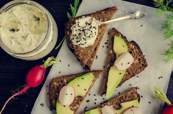 Сэндвичи с ржаным хлебом с авокадо и козьим сыром — стоковое фото
