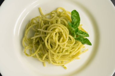İtalyan makarna spagetti ev yapımı pesto sos ve fesleğen yaprağı