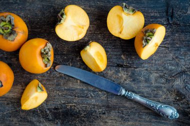 Ahşap masada lezzetli taze hurma meyvesi