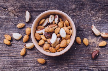 Ahşap kasede fındık