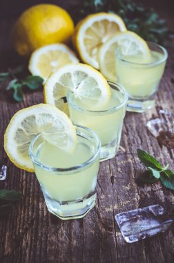 İtalyan geleneksel likör limoncello limonlu