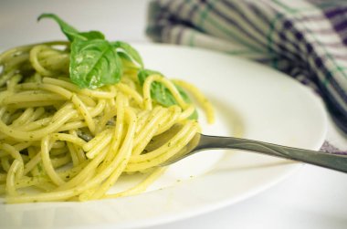 İtalyan makarna spagetti ev yapımı pesto sos ve fesleğen yaprağı
