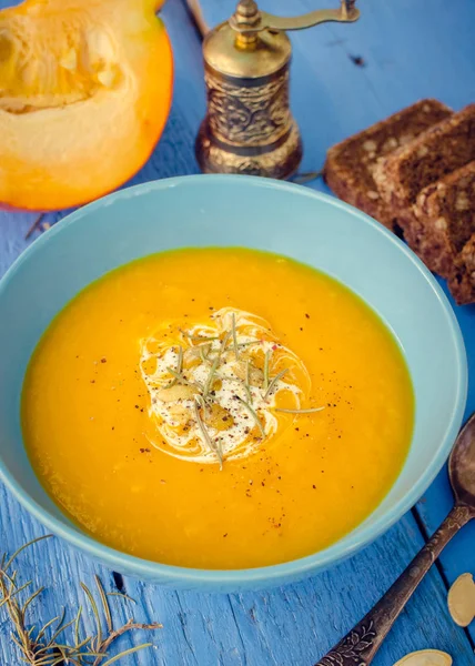 Kremalı ve tohumlu kabak çorbası.