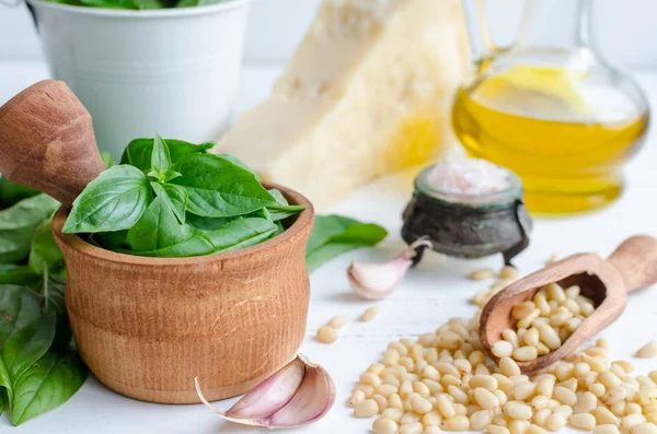 Yeşil fesleğen pesto malzemeler