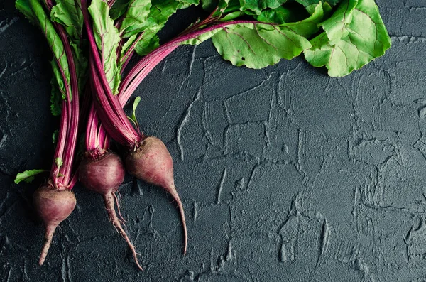 Karanlık taş masada genç pancar