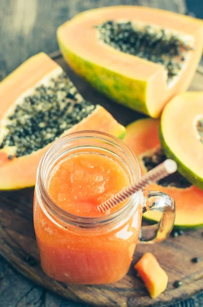 Papaya smoothie in glass jar — Stock Photo, Image