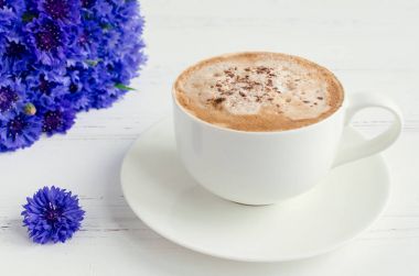 Bir fincan cappuccino kahve.