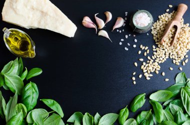 Yeşil fesleğen pesto malzemeler