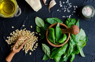 Yeşil fesleğen pesto malzemeler