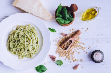 Ev yapımı pesto soslu spagetti.