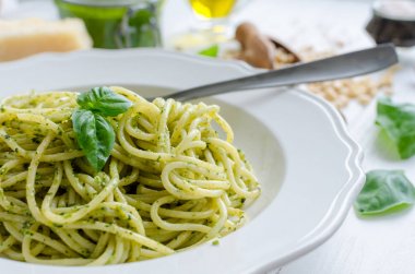 Ev yapımı pesto soslu spagetti.