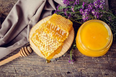 Peteğin ve bal ile cam aranjman