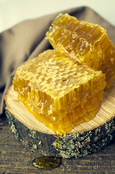 Pentes de mel em fundo de madeira — Fotografia de Stock