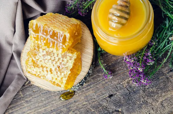 Favi e pentola di vetro con miele — Foto Stock