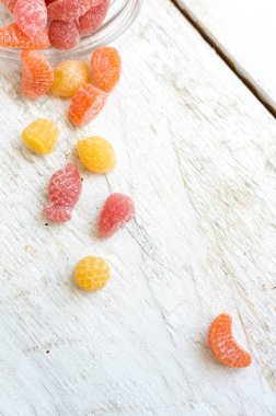 Vitaminler sakızlı şişesinden döktü