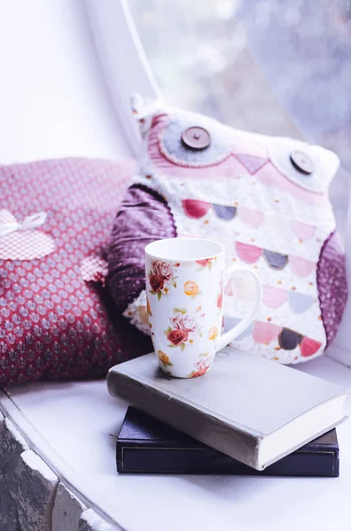 Csésze kávé vagy tea, könyvek — Stock Fotó
