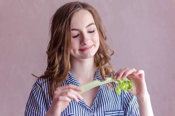 Красивая девушка ест сельдерей — стоковое фото