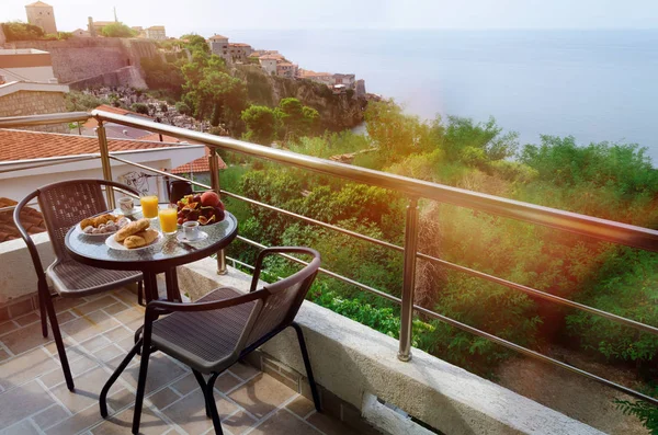 Tablo terasında sunulan taze kahvaltı ile