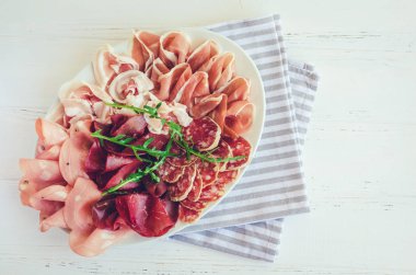 Soğuk füme et tabağı