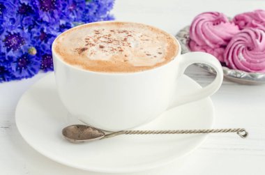 Bir fincan cappuccino kahve.