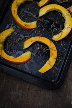 Raw pişirme bir tepsi üzerinde kabak dilimlenmiş