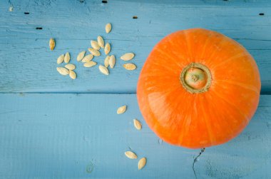 Ahşap zemin üzerinde sonbahar balkabağı