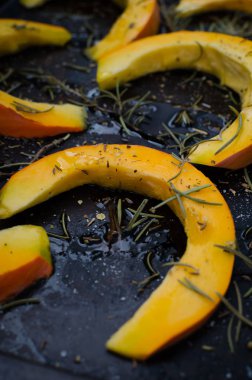 Raw pişirme bir tepsi üzerinde kabak dilimlenmiş