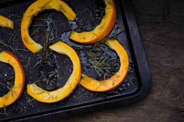 Raw pişirme bir tepsi üzerinde kabak dilimlenmiş