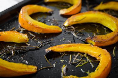 taze pişmiş ve sulu kabak dilimleri