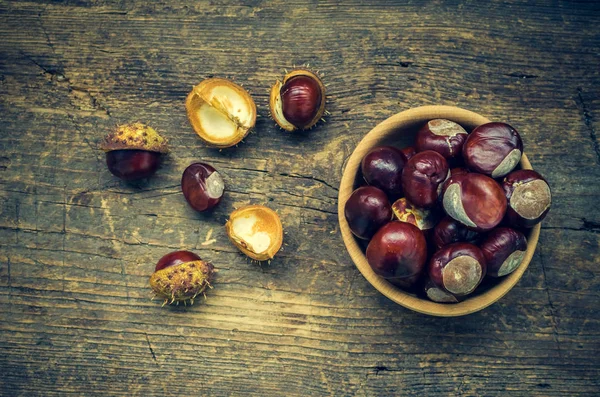Eski ahşap masa üzerinde taze kestane
